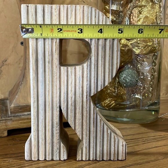 Wood Letter “R” accent - Picture 5 of 6